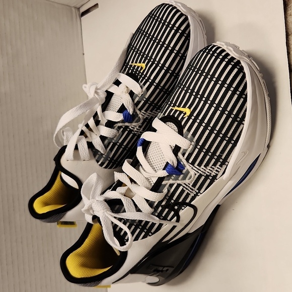 LeBron James Witness 6 Nike Shoes Size 7Y New No Box Has 2 Marks - Picture 1 of 9